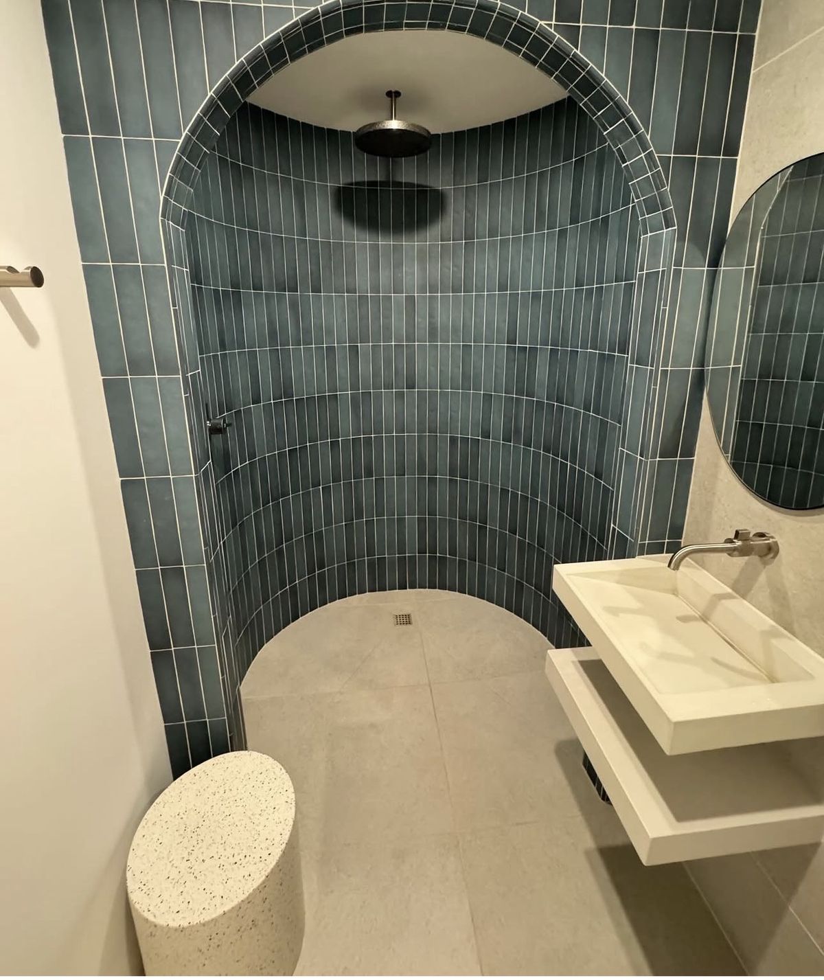 מקלחת בצורת קשת מחופה באריחים ירוקים צרים